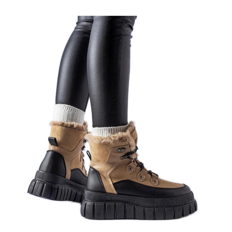 Botas bege em uma sola maciça