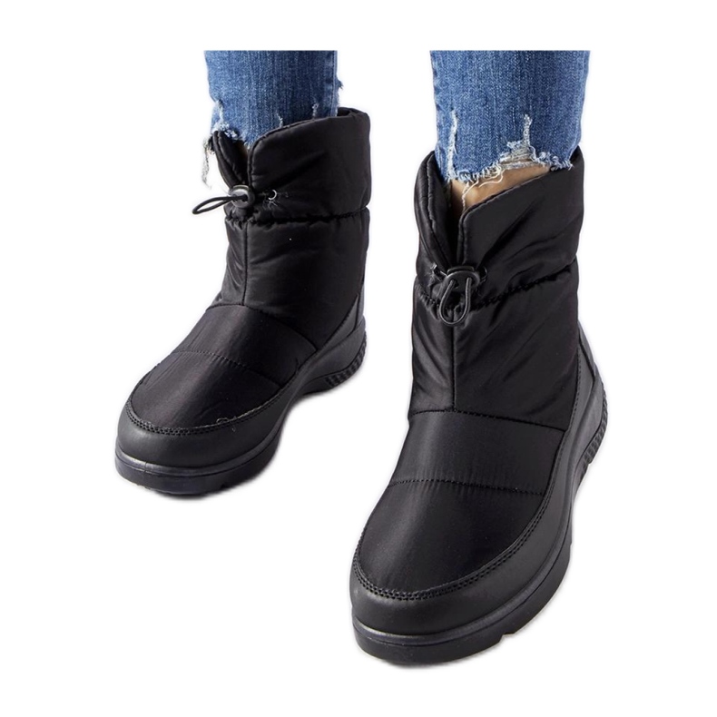Botas de neve isoladas para mulheres negras preto
