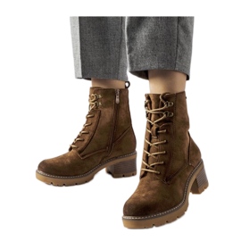 Botins castanhos com atacadores