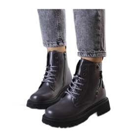 Botas de caminhada cinzentas e isoladas cinza