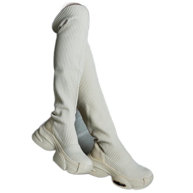 Botas bege com cano flexível e sola maciça