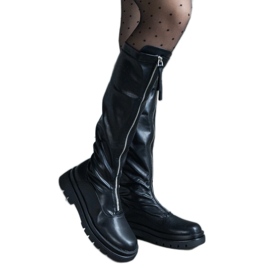Botas pretas de couro ecológico com salto baixo decoradas com zíper preto Botas pretas de couro ecológico com salto baixo decoradas com zíper preto