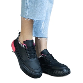 Tênis preto com corrente