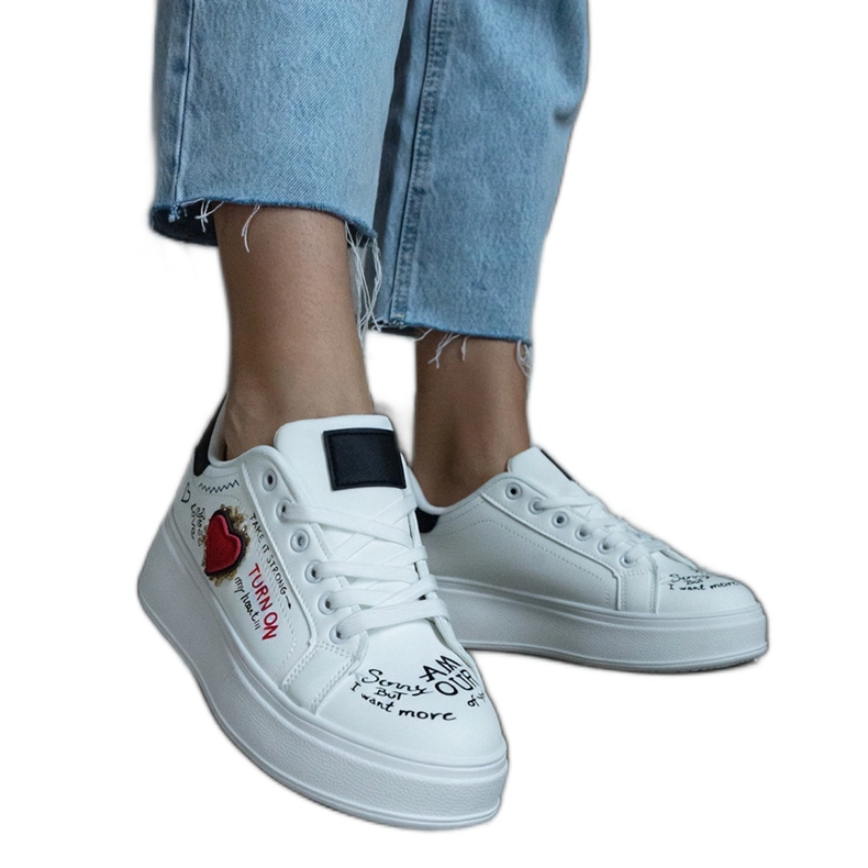 Tênis branco decorado com patch e inscrições na plataforma