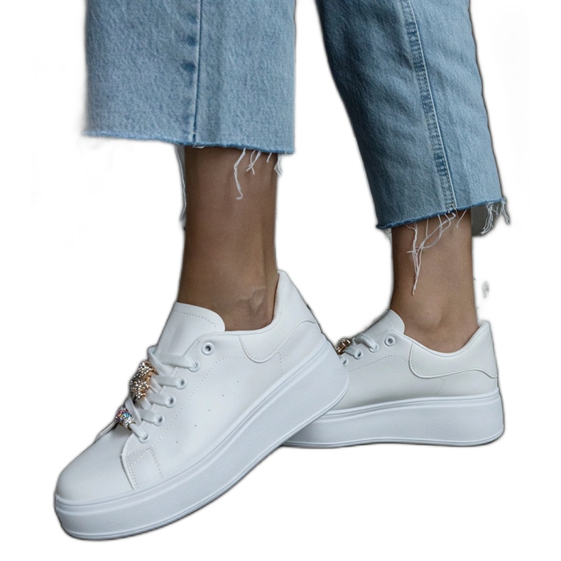 Tênis plataforma branco decorado com ursinho de pelúcia