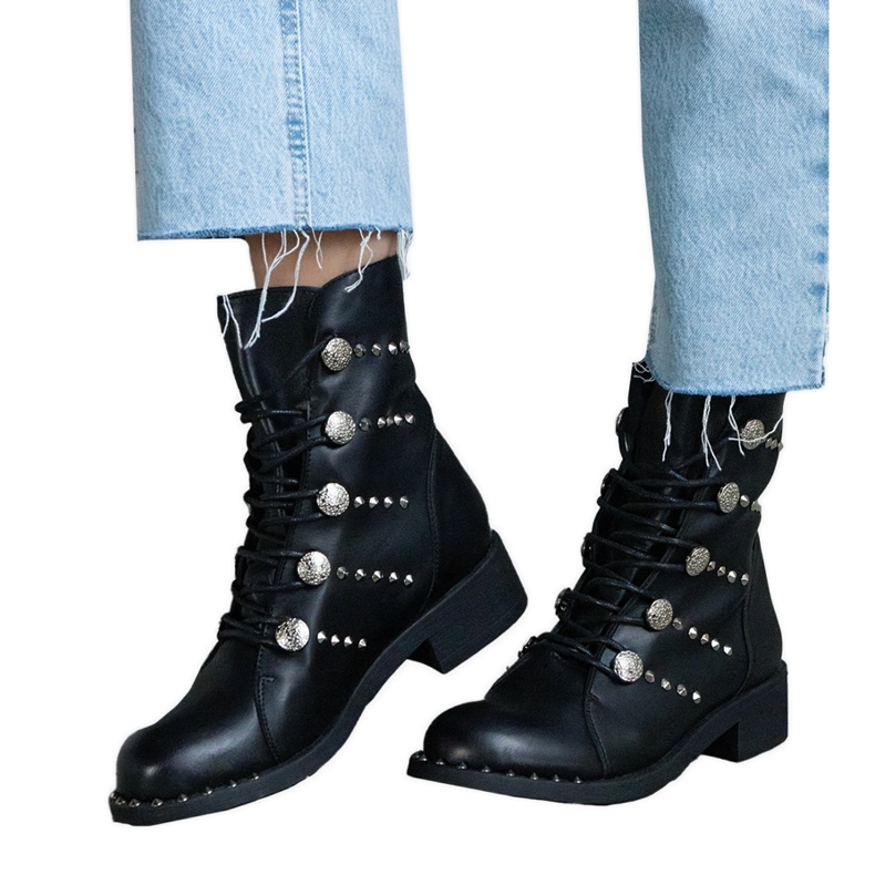 Botins pretos com atacadores decorados com tachas