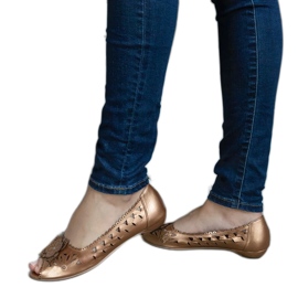 Sapatilhas douradas com aberturas e bico aberto dourado