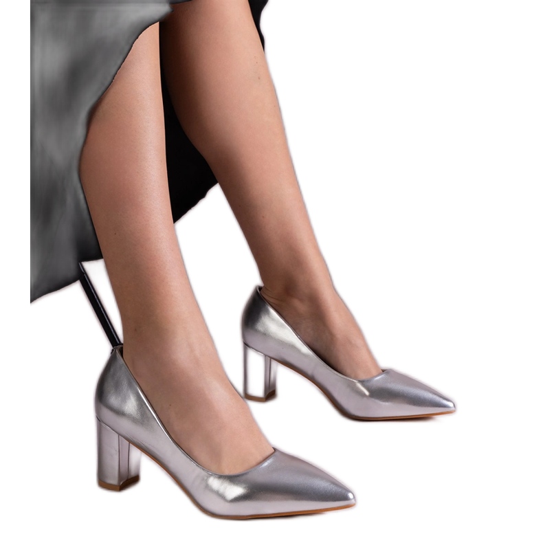 Bombas metálicas de prata no poste Bombas metálicas de prata no poste