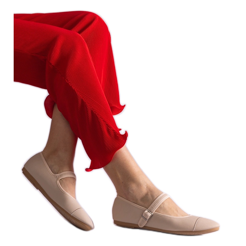 Sapatilhas bege com acabamento fosco, fechadas com fivela