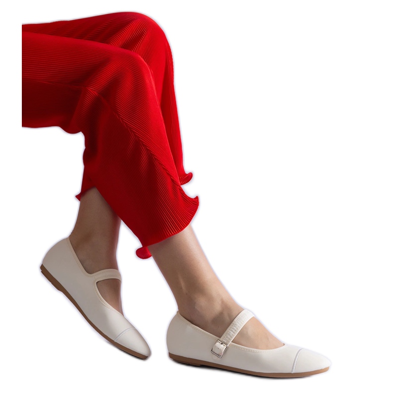 Sapatilhas brancas com acabamento fosco, fechadas com fivela branco