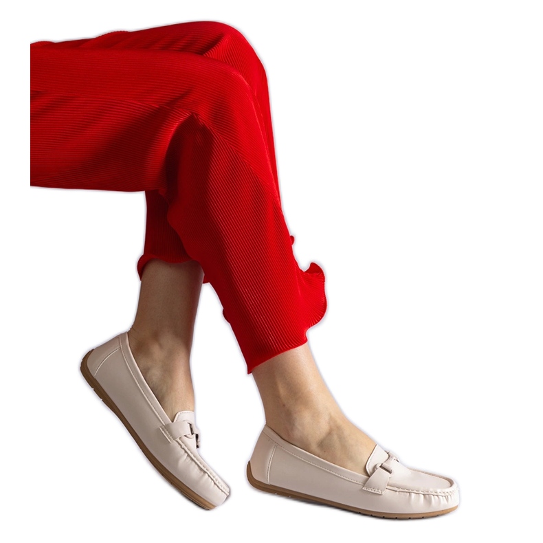 Supros de couro eco e ecológico bege com um ornamento Supros de couro eco e ecológico bege com um ornamento