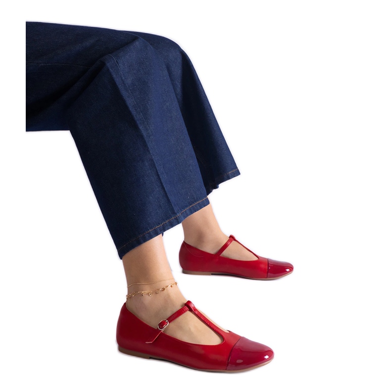 Sapatilhas vermelhas com biqueira envernizada e fechadas com fivela vermelho
