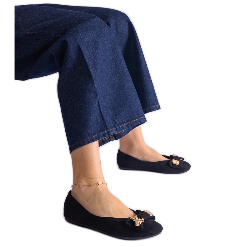 Sapatilhas pretas decoradas com laço e broche preto Sapatilhas pretas decoradas com laço e broche preto