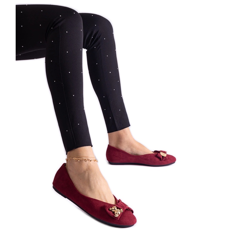 Sapatilhas cor de vinho decoradas com laço e broche vermelho