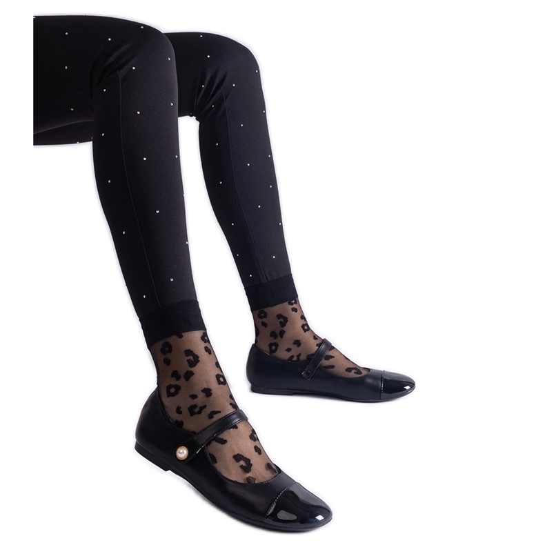 Sapatilhas pretas com biqueira envernizada, fechadas com velcro preto