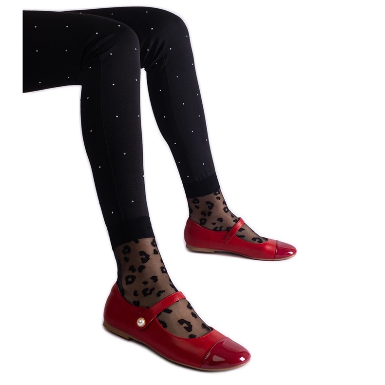 Sapatilhas vermelhas com biqueira envernizada, fechadas com velcro vermelho