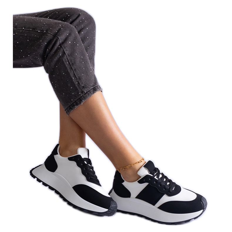 Tênis preto na plataforma