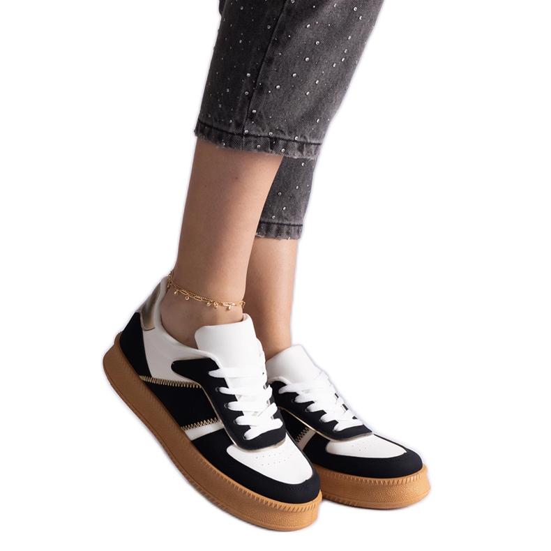 Tênis pretos atados na plataforma