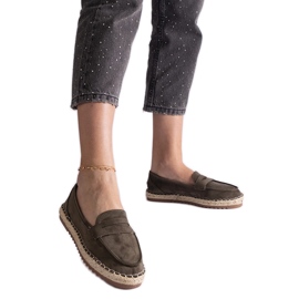 Alpargatas deslizantes verdes na plataforma Alpargatas deslizantes verdes na plataforma