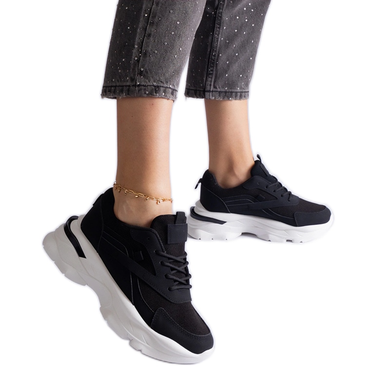 Tênis preto com sola grossa