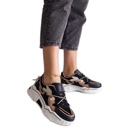 Tênis preto decorado com cordão de zircão