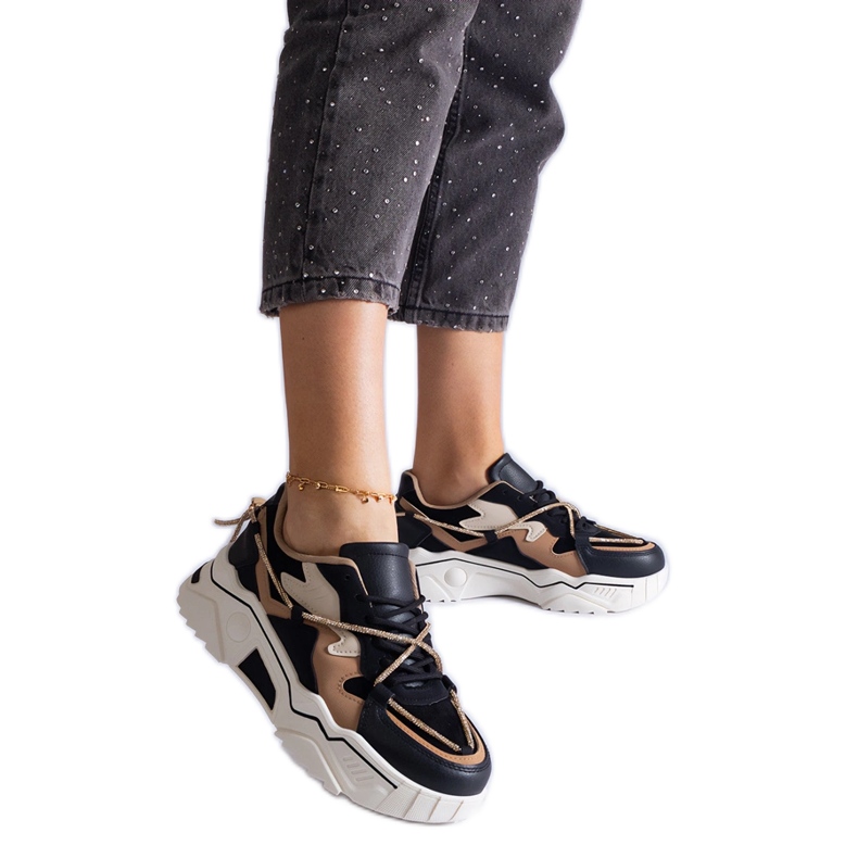 Tênis preto decorado com cordão de zircão