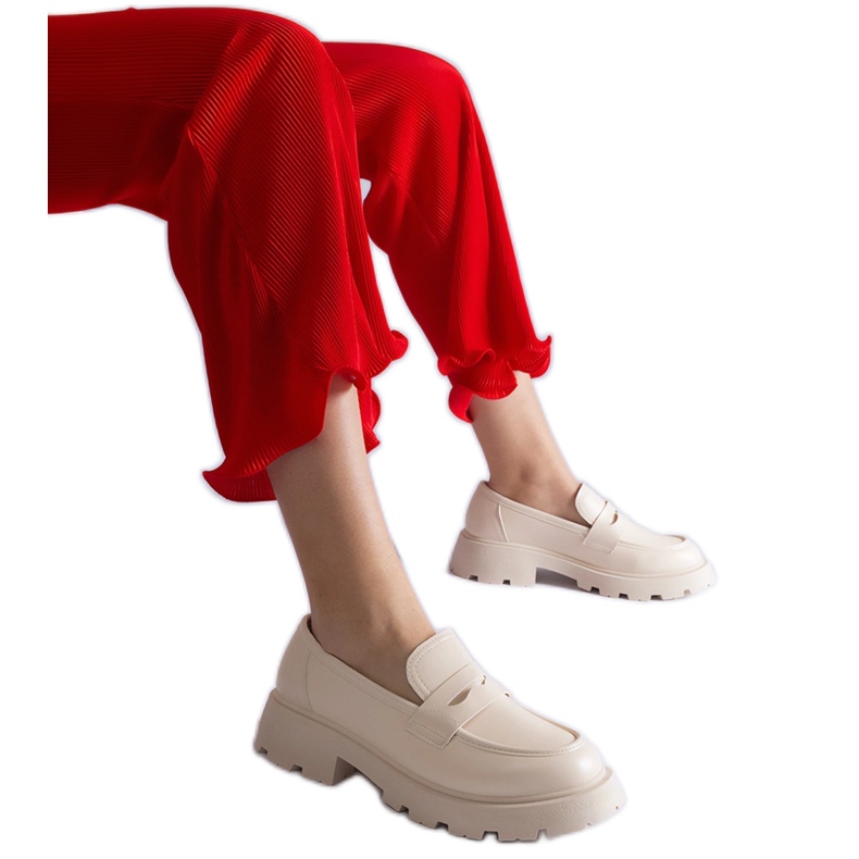 Mocassins femininos bege em couro ecológico