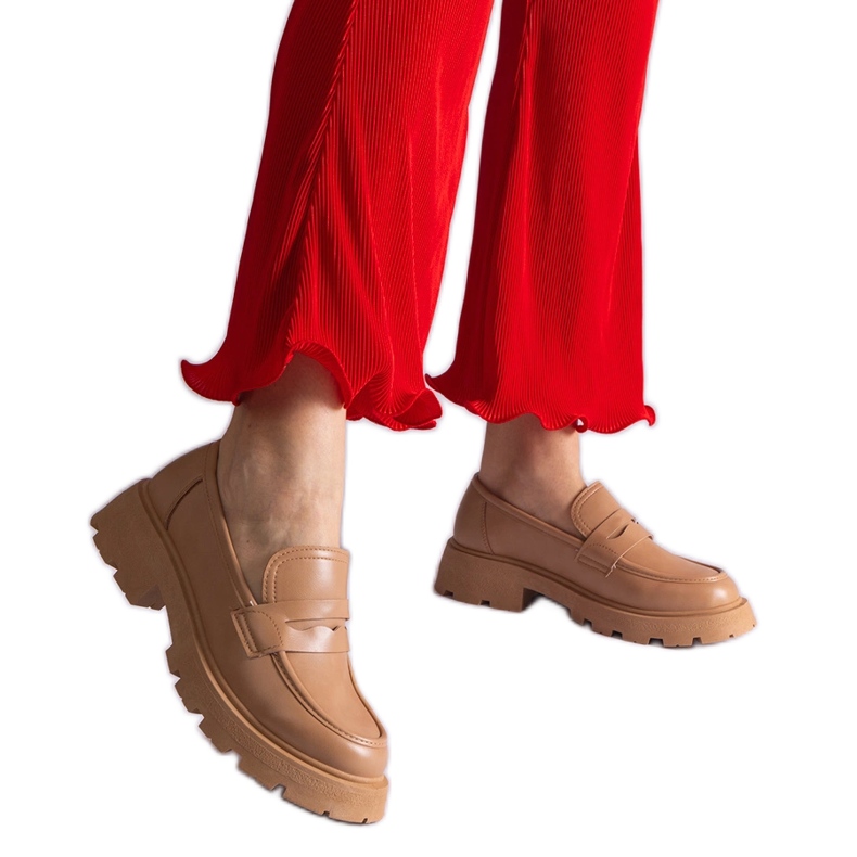 Mocassins femininos bege escuro feitos de couro ecológico