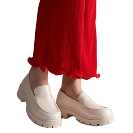 Mocassins femininos bege em couro ecológico