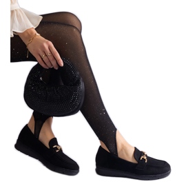 Mocassins das mulheres negras com camurça ecológica com uma corrente preto Mocassins das mulheres negras com camurça ecológica com uma corrente preto