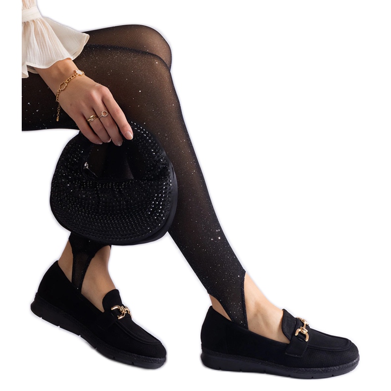 Mocassins das mulheres negras com camurça ecológica com uma corrente preto Mocassins das mulheres negras com camurça ecológica com uma corrente preto