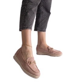 Mocassins femininos rosa com camurça ecológica com uma corrente