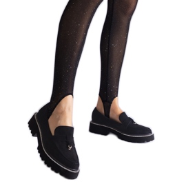 Mocassins pretos de pele de camurça com um ornamento