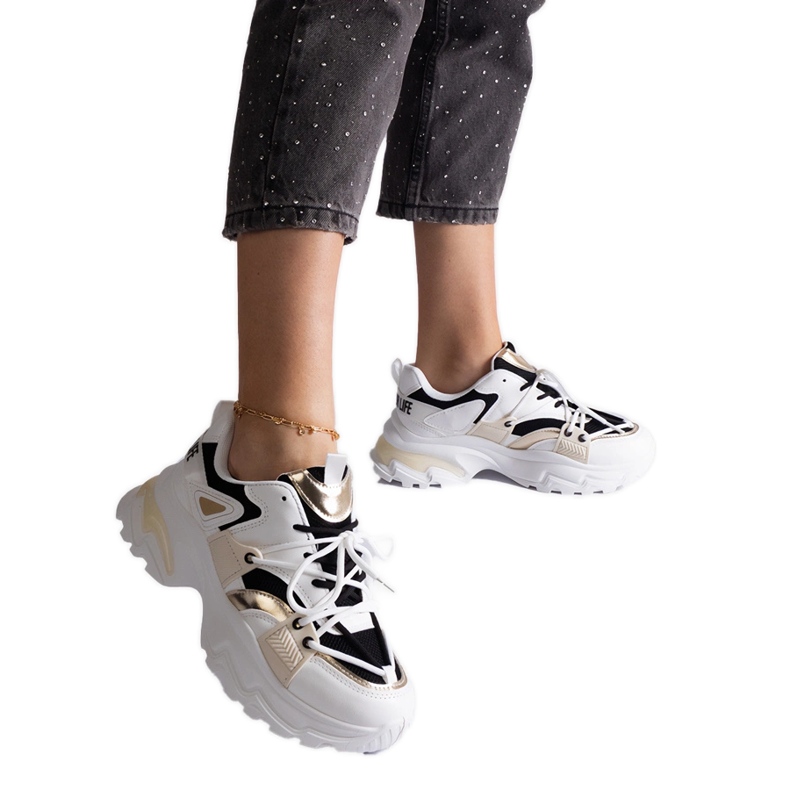 Tênis esportivos brancos e pretos