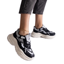 Tênis preto com inserções de glitter