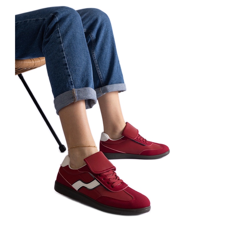Tênis vermelho com cadarço baixo Tênis vermelho com cadarço baixo