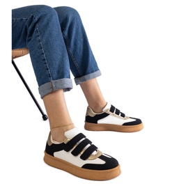 Tênis preto com fecho de velcro Tênis preto com fecho de velcro