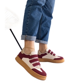 Tênis bordô com fecho de velcro vermelho