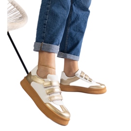 Tênis dourado com fecho de velcro
