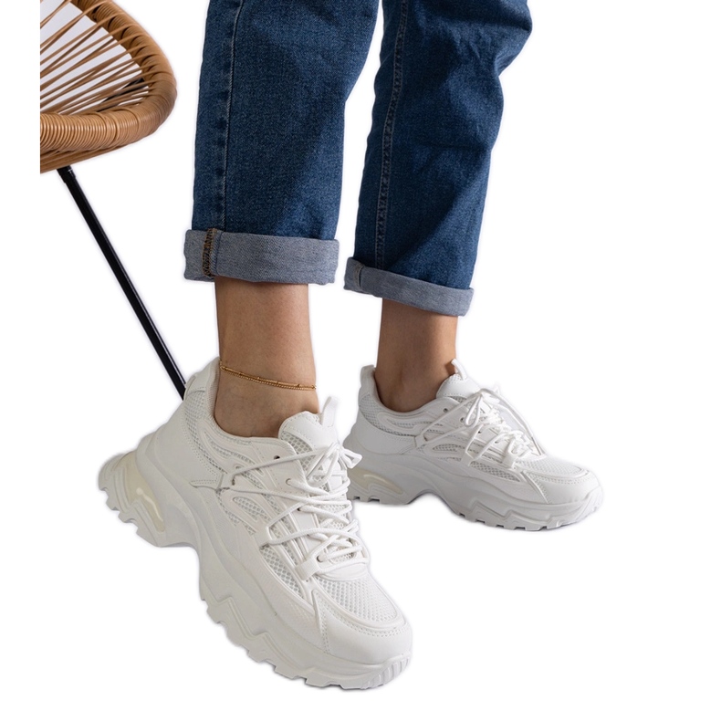 Tênis esportivo branco com sola enorme Tênis esportivo branco com sola enorme