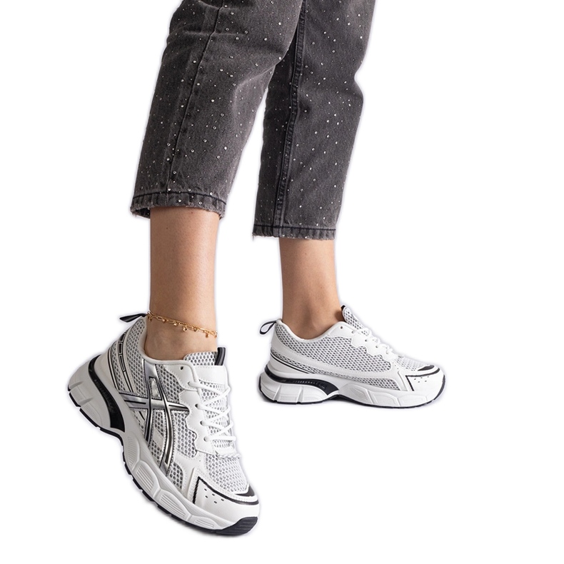 Tênis esportivos femininos negros branco