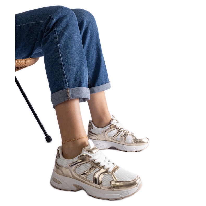 Tênis esportivos brancos e dourados