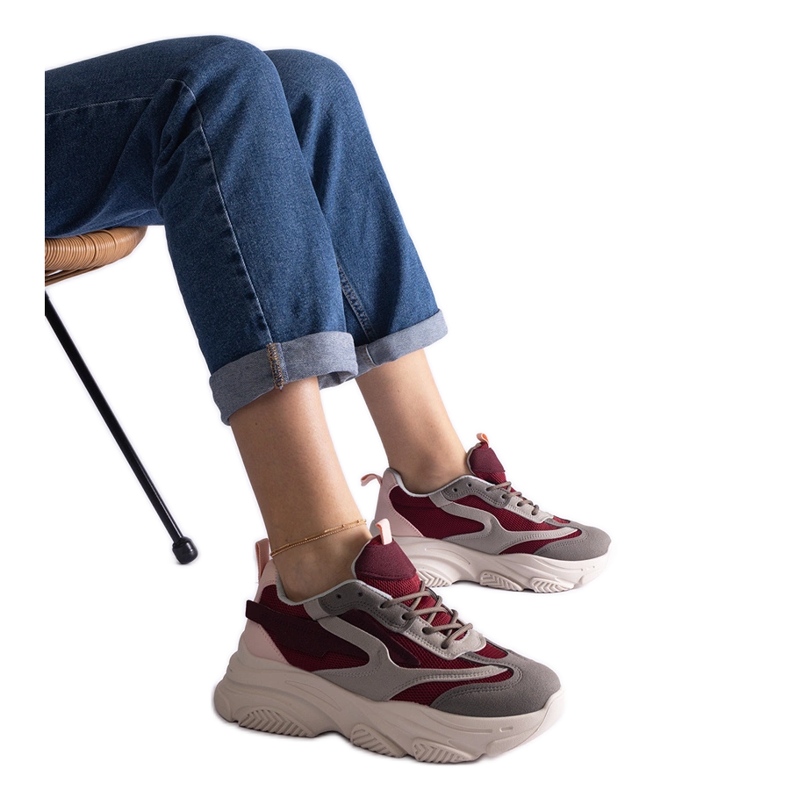 Tênis feminino bordô e cinza vermelho