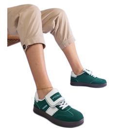 Tênis verdes na plataforma com costura