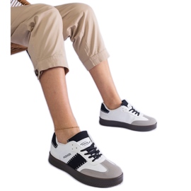 Tênis brancos na plataforma com costura