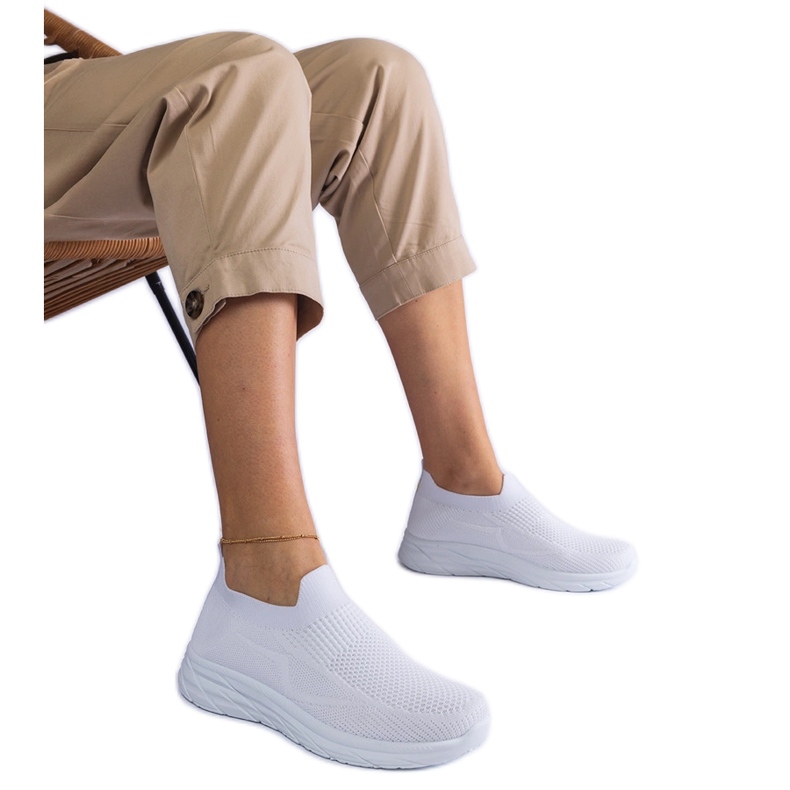 Tênis esportivo branco slip-on