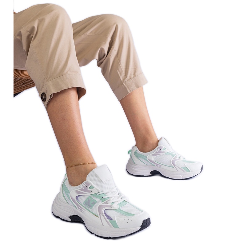 Tênis esportivos clássicos brancos e verdes