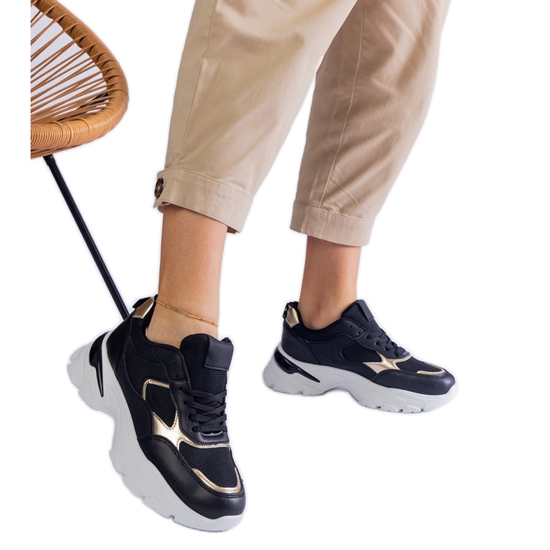 Tênis pretos em uma sola maciça