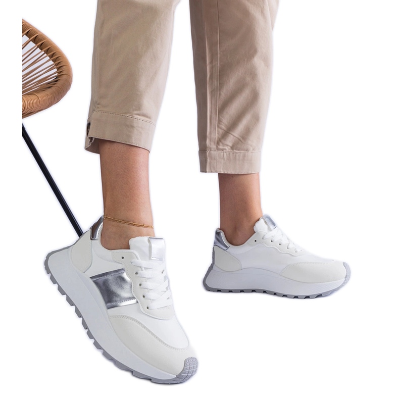 Tênis branco na plataforma