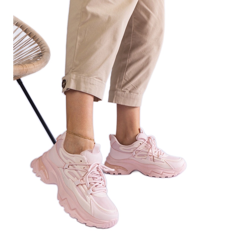 Tênis esportivos rosa em uma sola enorme